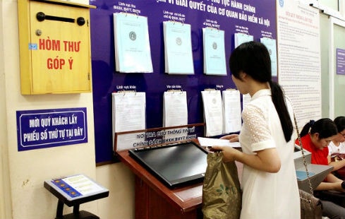Người dân tra cứu thông tin về các TTHC về BHXH. (Ảnh nguồn: bhxhhoabinh.gov.vn)