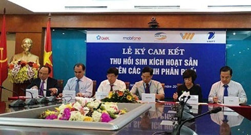 Các nhà mạng ký cam kết thu hồi sim kích hoạt sẵn. Ảnh: VGP/Thúy Hà