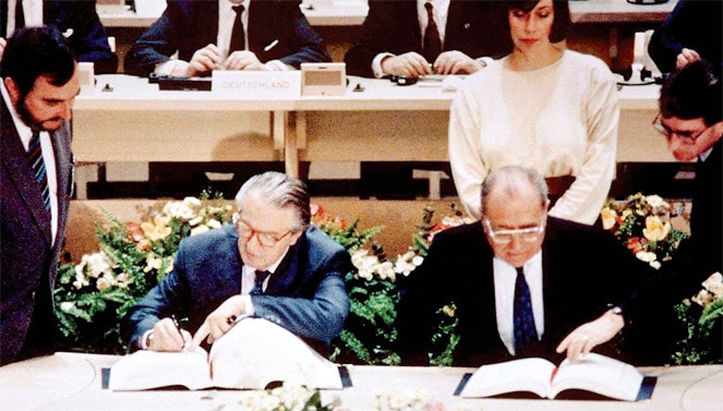 Các bộ trưởng châu Âu ký kết Hiệp ước Maastricht năm 1992 Nguồn: Independent