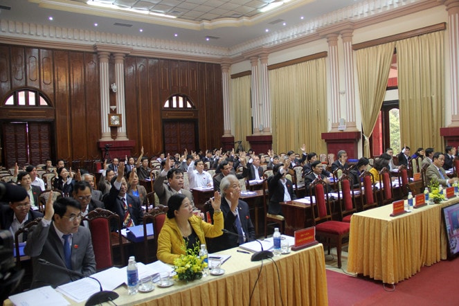 Đại biểu HĐND biểu quyết thông qua nghị quyết Ảnh: Khánh Duy