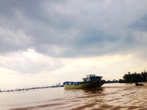 Phương tiện thủy nội địa đang lưu thông trên sông Đồng Nai