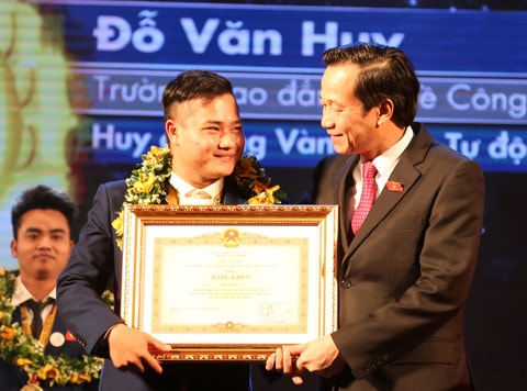 Bộ trưởng Đào Ngọc Dung trao Bằng khen của Thủ tướng cho thí sinh Đỗ Văn Huy đạt Huy chương Vàng Tay nghề ASEAN 2016.