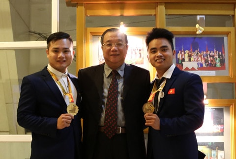 Thứ trưởng Huỳnh Văn Tí trao bằng khen của Bộ Lao động, Thương binh và Xã hội cho các thí sinh đạt Huy Chương Bạc