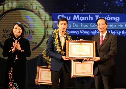 Phó Chủ tịch nước Đặng Thị Ngọc Thịnh và Bộ trưởng Đào Ngọc Dung trao Bằng khen của Thủ tướng cho các thí sinh đạt Huy chương Vàng Tay nghề ASEAN 2016