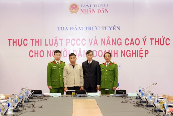 Phó tổng biên tập Báo ĐBND Nguyễn Quốc Thắng cùng các khách mời chụp ảnh lưu niệm