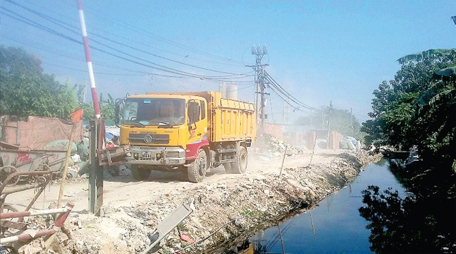 Đường làng Tân Triều lúc nào cũng bụi mù