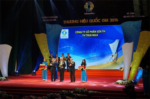 Ông Ngô Minh Hải, Phó Tổng Giám đốc Tập đoàn TH nhận Biểu trưng Thương hiệu quốc gia cho TH true MILK