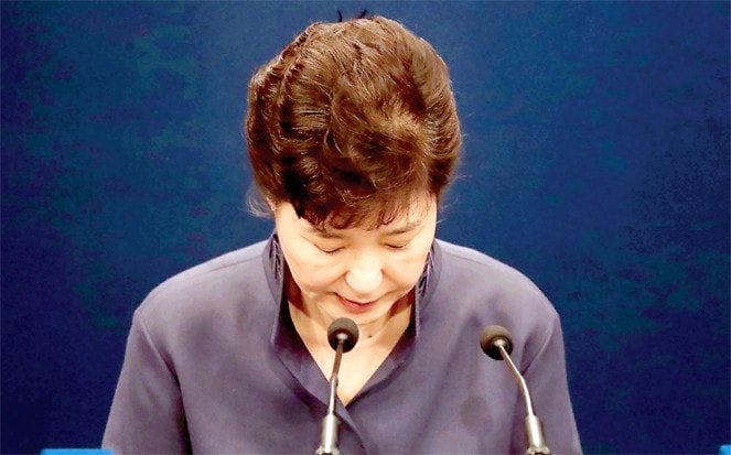 Tổng thống Hàn Quốc Park Geun-hye cúi đầu xin lỗi người dân sau vụ bê bối liên quan đến bạn thân