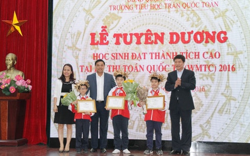 Đại diện lãnh đạo Quận Hoàn Kiếm và Sở GD-ĐT chúc mừng 3 học sinh đạt giải