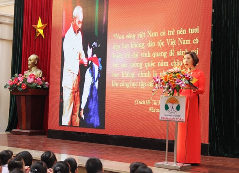 Nhà giáo, Hiệu trưởng Trường Tiểu học Trần Quốc Toản Trần Thị Bích Liên phát biểu khai mạc