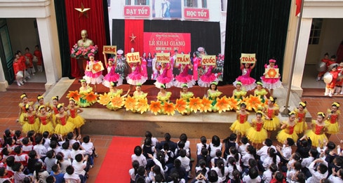 Đội văn nghệ của học sinh Trường Trần Quốc Toản chào mừng
