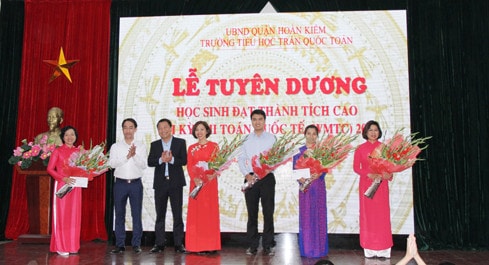 Đại diện lãnh đạo Quận Hoàn Kiếm và Sở GD-ĐT chúc mừng các thầy, cô đóng góp trực tiếp thành công của các em học sinh đạt giải