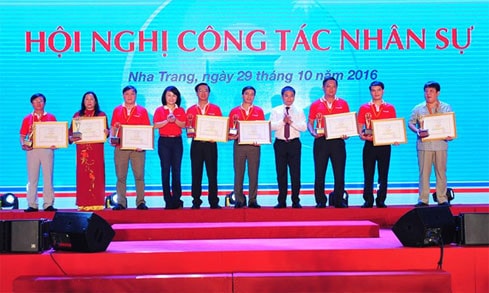 Lãnh đạo VietinBank trao “Kỷ niệm chương vì sự nghiệp phát triển nhân sự VietinBank”