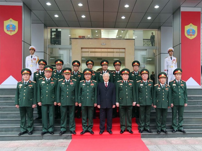 Tổng Bí thư, Bí thư Quân ủy Trung ương Nguyễn Phú Trọng chụp ảnh chung với các đồng chí lãnh đạo Tổng cục II - Bộ Quốc phòng Ảnh: Trí Dũng
