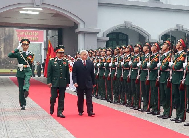 Tổng Bí thư Nguyễn Phú Trọng duyệt đội danh dự Tổng cục II Ảnh: Trí Dũng