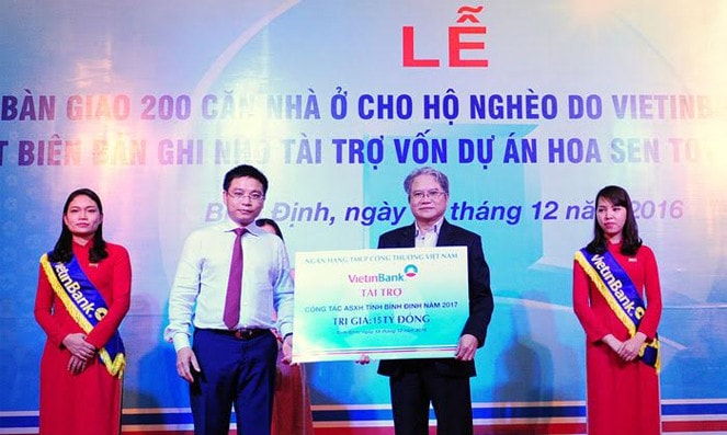 Chủ tịch HĐQT VietinBank (thứ 2 từ trái qua) trao biển tài trợ 15 tỷ đồng thực hiện công tác ASXH năm 2017 cho tỉnh Bình Định