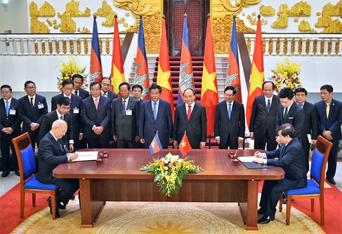 Hai Thủ tướng chứng kiến lễ ký kết Hiệp định tương trợ Tư pháp về hình sự giữa Chính phủ hai nước, Hiệp định về chuyển giao người bị kết án phạt tù và Thỏa thuận hợp tác giữa Ủy ban Dân tộc Việt Nam và Bộ Lễ nghi-Tôn giáo Campuchia.(Nguồn VGP)