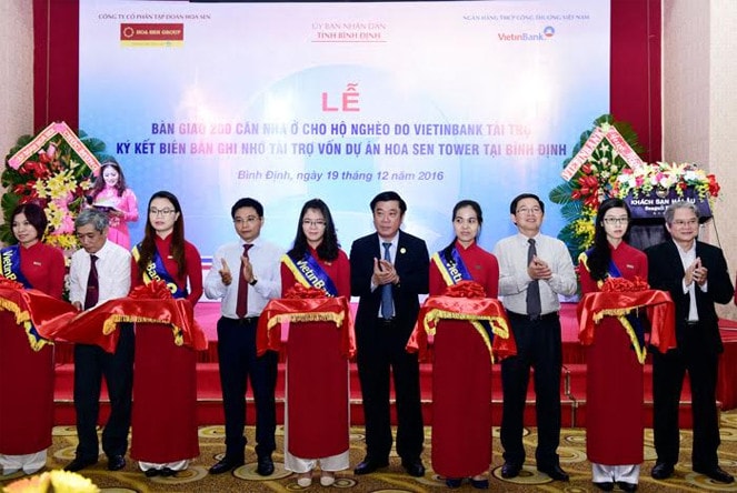 Các đại biểu thực hiện nghi thức cắt băng bàn giao 200 căn nhà ở cho hộ nghèo
