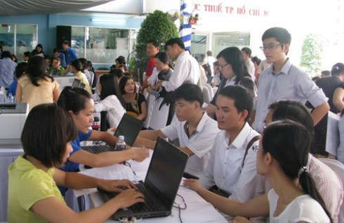 Công chức Cục Thuế TP Hồ Chí Minh hỗ trợ người nộp thuế nộp hồ sơ quyết toán thuế Thu nhập cá nhân qua mạng