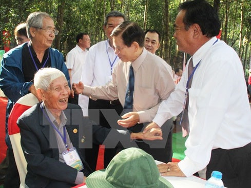 Các nhân chứng lịch sử chiến đấu tại Chiến khu Đ vui mừng gặp lại nhau trong ngày kỷ niệm. (Ảnh: Lê Xuân/TTXVN)