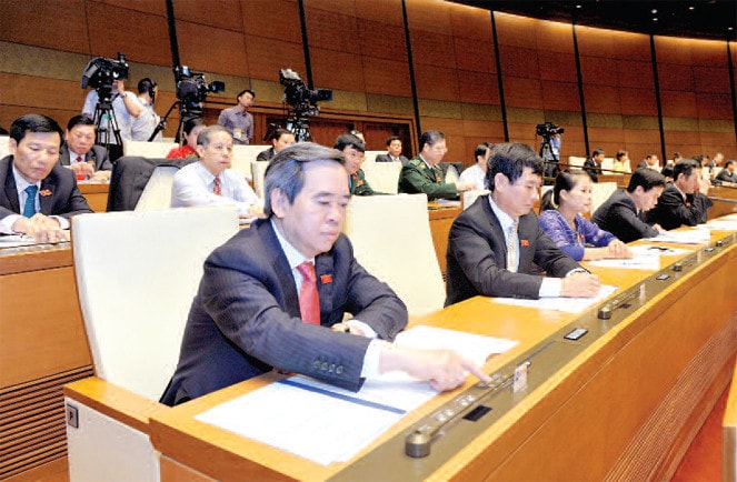 Biểu quyết thông qua Nghị quyết phê chuẩn quyết toán Ngân sách Nhà nước năm 2014 Ảnh: Quang Khánh