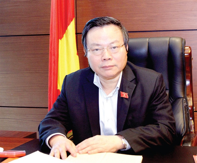 Ảnh: Trung Thành Về nguyên lý, thường là vật chất quyết định ý thức, tinh thần, nhưng có thời điểm ý thức, tinh thần quyết định vật chất. Điều này đã được chứng minh bằng những thành quả, kinh nghiệm chúng ta đã đạt được. Khi đất nước đang còn chìm trong khói lửa chiến tranh, hay sau này là thời kỳ bao cấp, chúng ta cơm chưa no, áo chưa ấm, nhưng lúc đó lý tưởng, ý chí của chúng ta như “thép đã tôi”, cũng có phần lãng mạn, biến ước mơ thành hành động và chúng ta đã vượt qua thời kỳ khó khăn nhất. Phó Chủ tịch QH Phùng Quốc Hiển