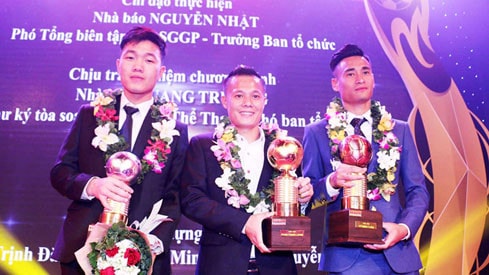 Thành Lương (giữa) đoạt Quả bóng Vàng 2016. Ảnh: SGGP