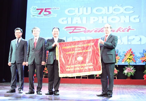 Đại diện lãnh đạo Báo Đại Đòan kết nhận cờ của MTTQ Việt Nam
