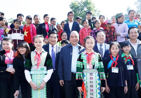 Thủ tướng Nguyễn Xuân Phúc với học sinh Trường PTDT và Trường THPT dân tộc nội trú Bảo Lâm, huyện Bảo Lâm, tỉnh Cao Bằng - Ảnh: Thống Nhất