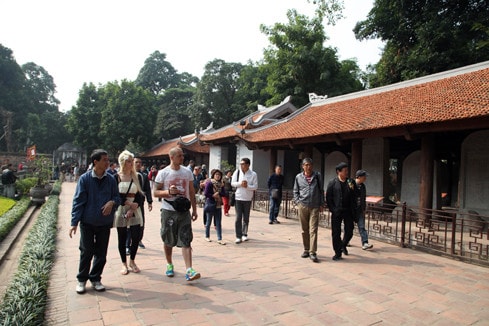 Khách tham quan Văn Miếu - Quốc Tử Giám Ảnh: Hà Phạm