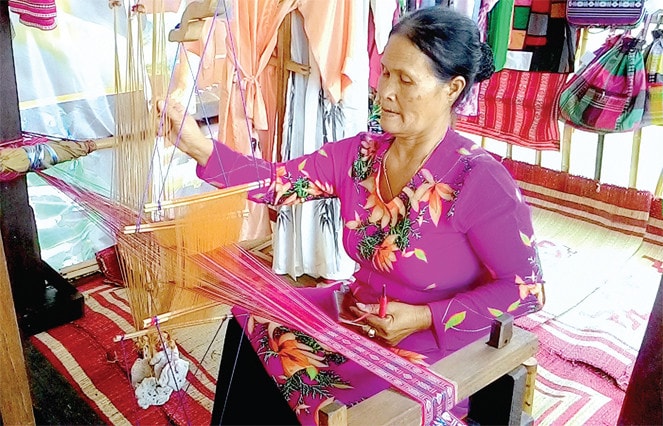 Nghệ nhân Đoàn Thị Muốn trình diễn dệt thổ cẩm Chăm Ảnh: Thái Minh