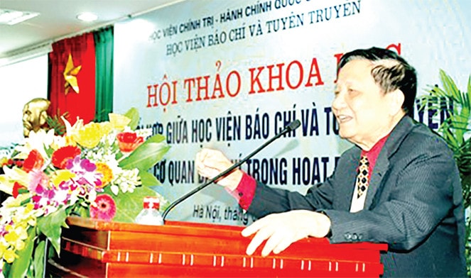 Nhà báo lão thành Hà Đăng tại một hội thảo khoa học