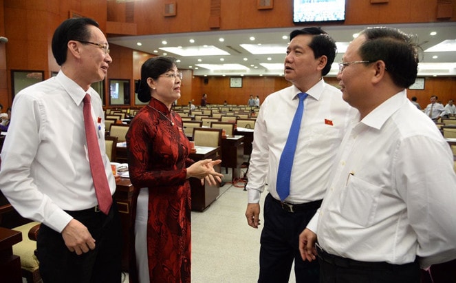 Lãnh đạo TP Hồ Chí Minh trao đổi tại Kỳ họp thứ 3, HĐND Khóa IX Ảnh: Tự Trung