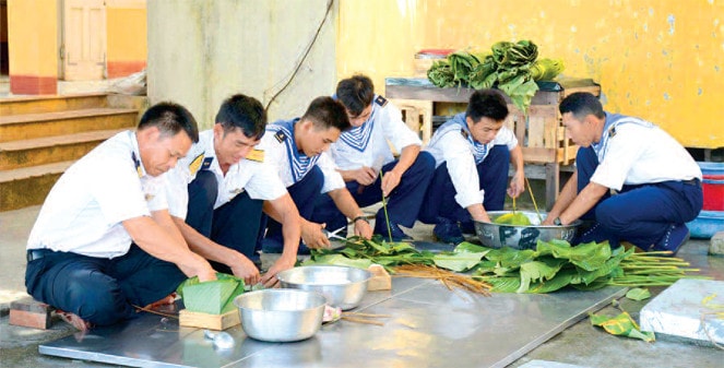 Các chiến sĩ trên đảo Sinh Tồn Đông gói bánh chưng đón Tết Ảnh: Thùy Trâm