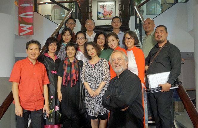 Nhạc trưởng Jeff Von Der Schmidt cùng các nghệ sĩ Hanoi New Music Ensemble Ảnh: HNME