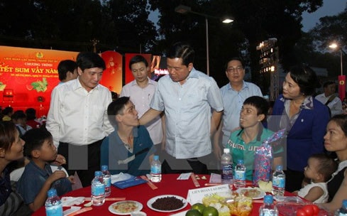 Bí thư Thành ủy TP Hồ Chí Minh Đinh La Thăng thăm hỏi công nhân. (Ảnh: Phương Vy/TTXVN)