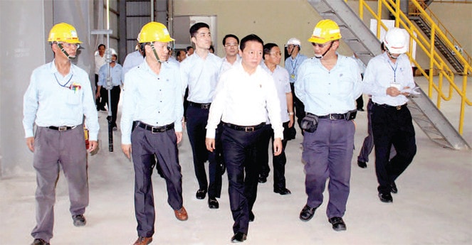 Bộ trưởng Trần Hồng Hà kiểm tra việc khắc phục hậu quả môi trường tại Nhà máy Formosa Hà Tĩnh Ảnh: Văn Định