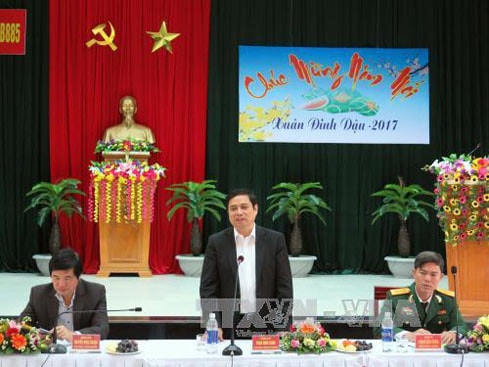 Trưởng Ban Tổ chức Trung ương Phạm Minh Chính tới thăm và chúc Tết cán bộ, chiến sĩ Trung đoàn 885 và Đại đội Trinh sát thuộc Bộ Chỉ huy quân sự tỉnh Quảng Nam. (Ảnh: TTXVN)