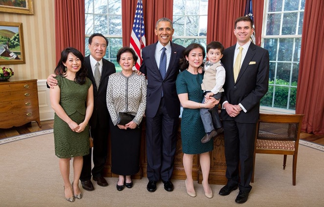 Nữ cố vấn cùng chồng con chụp ảnh kỷ niệm với Tổng thống Mỹ Barack Obama Ảnh: T. G