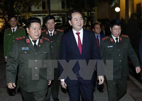 Chủ tịch Nước Trần Đại Quang thăm, kiểm tra và chúc Tết cán bộ, chiến sỹ Trung tâm thông tin chỉ huy, Bộ Công an. (Ảnh: Nhan Sáng/TTXVN)