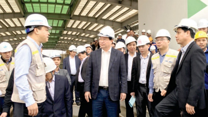 Phó Thủ tướng Trịnh Đình Dũng thị sát công trường dự án Đường sắt trên cao Cát Linh - Hà Đông Ảnh: Lan Chi