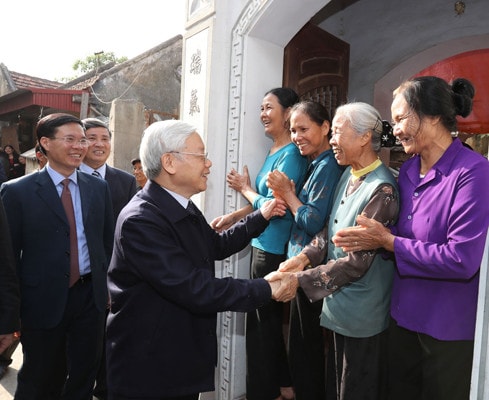 Tổng Bí thư Nguyễn Phú Trọng với bà con nhân dân làng Hành Thiện - quê hương của Tổng Bí thư Trường Chinh Ảnh: Trí Dũng