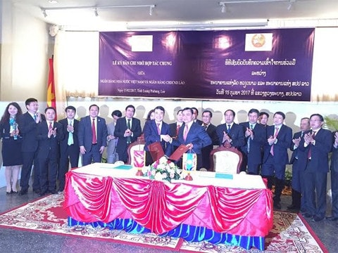 Ông Lê Minh Hưng, Thống đốc NHNN Việt Nam và Thống đốc NHCHDCND Lào Somphao Phaysith ký bản ghi nhớ hợp tác chung giữa hai Ngân hàng Trung ương