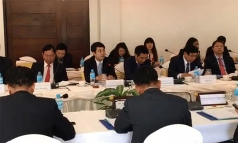Ông Nghiêm Xuân Thành, Chủ tịch HĐQT Vietcombank (hàng giữa, thứ 2 từ trái sang) phát biểu tại buổi họp với các ngân hàng thương mại Việt Nam đang hoạt động tại Lào