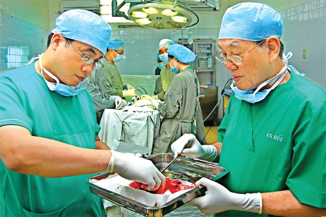 GS.TS.BS Nguyễn Đình Hối đang chuyển giao mổ kỹ thuật cao cho con trai là PGS.TS.BS Nguyễn Hoàng Bắc