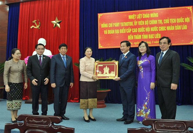 Chủ tịch QH Lào Pany Yathotou tặng tranh cho tỉnh Bạc Liêu