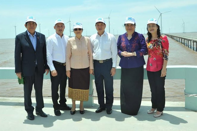 Chủ tịch QH Lào Pany Yathotou và Phó Chủ tịch Thường trực QH Tòng Thị Phóng tới thăm Nhà máy điện gió Bạc Liêu