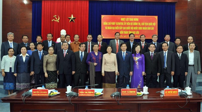 Chủ tịch QH Lào Pany Yathotou, Phó Chủ tịch Thường trực QH Tòng Thị Phóng, Đoàn công tác và lãnh đạo chủ chốt tỉnh Bạc Liêu chụp ảnh lưu niệm tại buổi làm việc