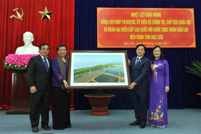 Lãnh đạo tỉnh Bạc Liêu tặng tranh cho Chủ tịch QH Lào Pany Yathotou Lãnh đạo tỉnh Bạc Liêu tặng tranh cho Phó Chủ tịch Thường trực QH Tòng Thị Phóng