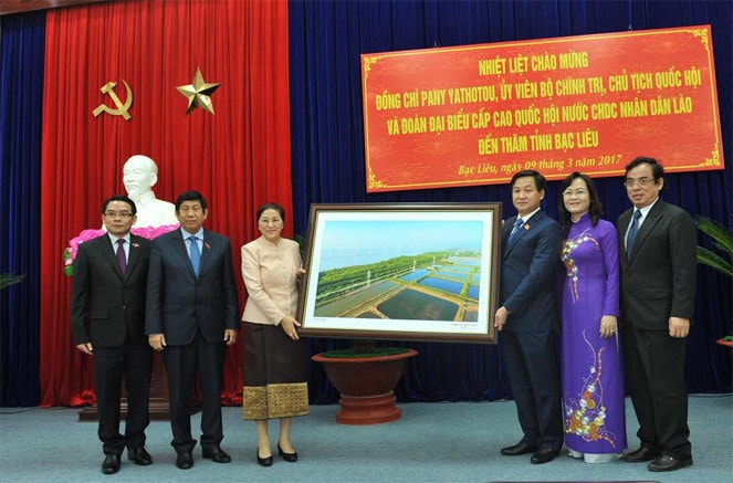 Lãnh đạo tỉnh Bạc Liêu tặng tranh cho Chủ tịch QH Lào Pany Yathotou Lãnh đạo tỉnh Bạc Liêu tặng tranh cho Phó Chủ tịch Thường trực QH Tòng Thị Phóng